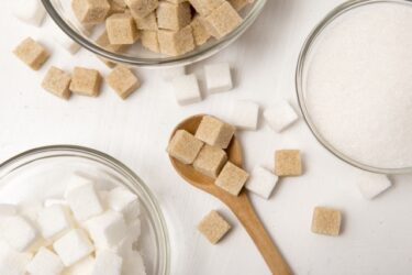 白砂糖が危険というのはウソですが、糖類は控えるべきです