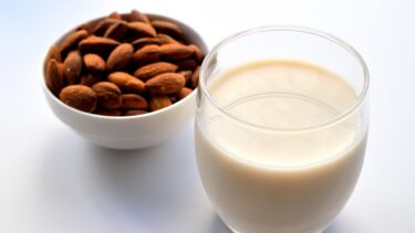 豆乳やオーツミルクだけじゃない、植物性ミルク10種類の違いと効果